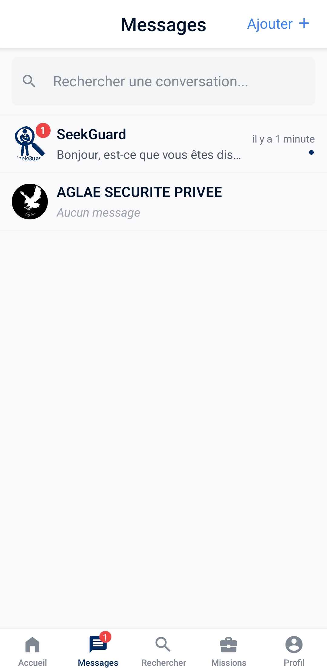 Écran de la messagerie de l'application SeekGuard montrant une conversation avec un recruteur en cours